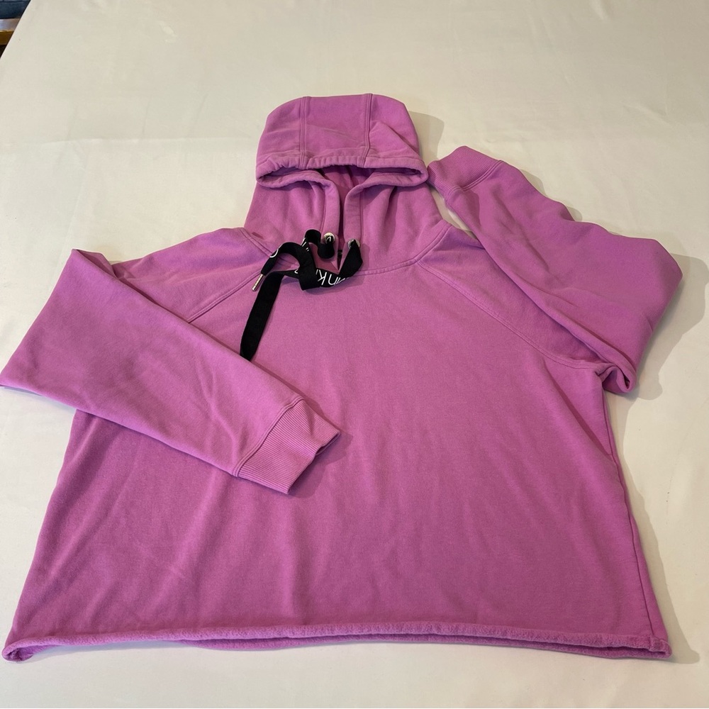 CALVIN KLEIN WOMENS SHORT  HOODIE , SIZE M , VERY GOOD CONDITION, PREOWN…